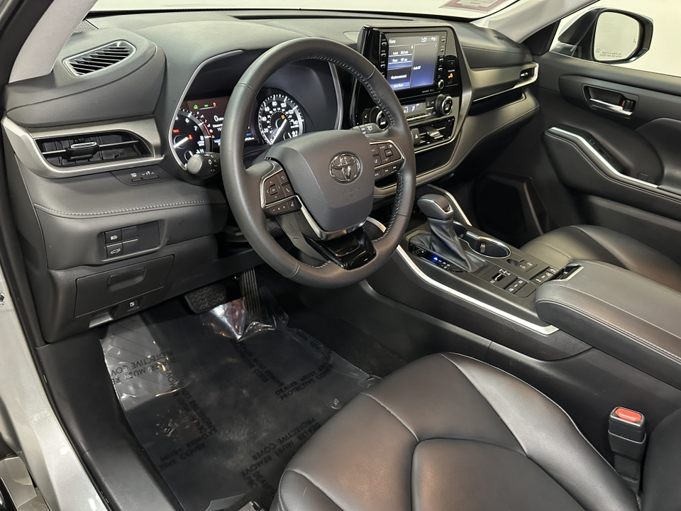 2021 Toyota Highlander XLE 24