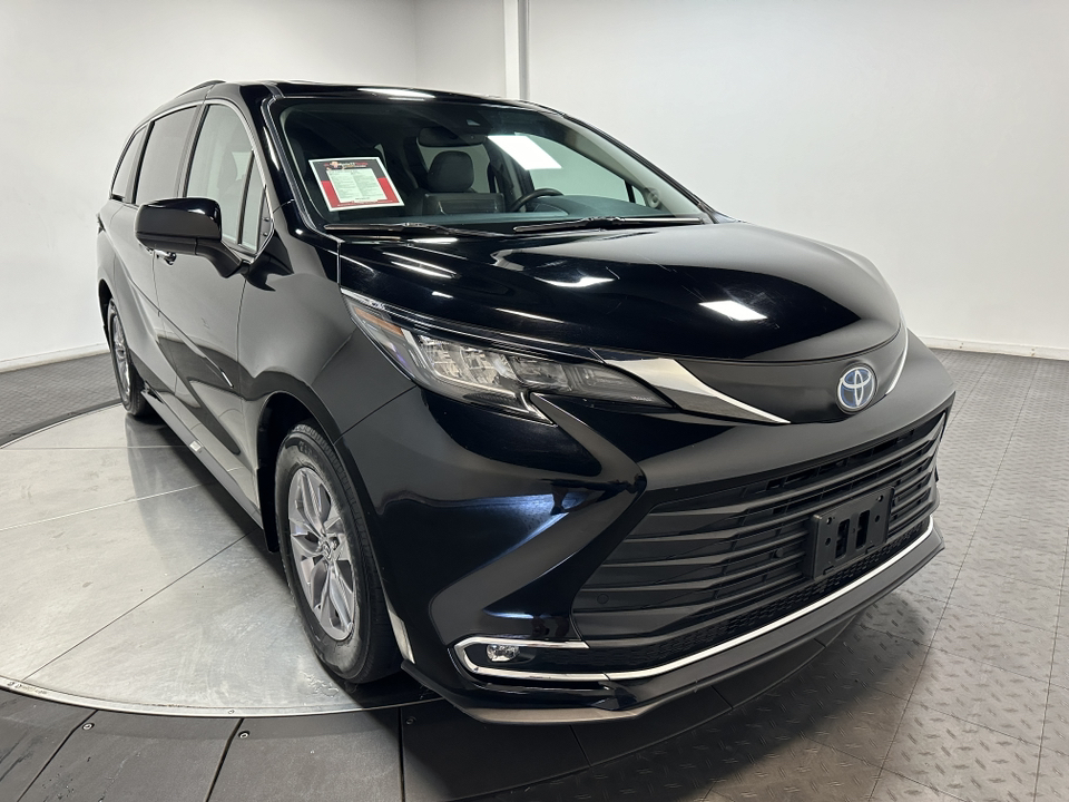 2022 Toyota Sienna XLE 2