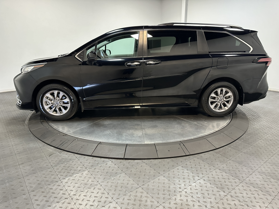 2022 Toyota Sienna XLE 8