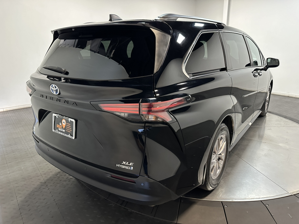 2022 Toyota Sienna XLE 13