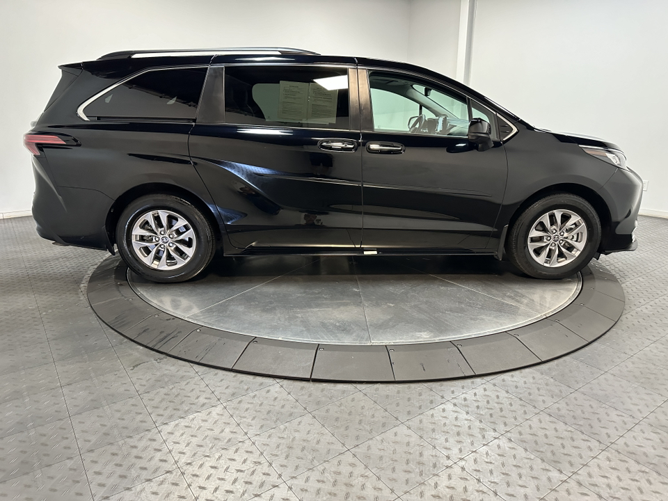 2022 Toyota Sienna XLE 15