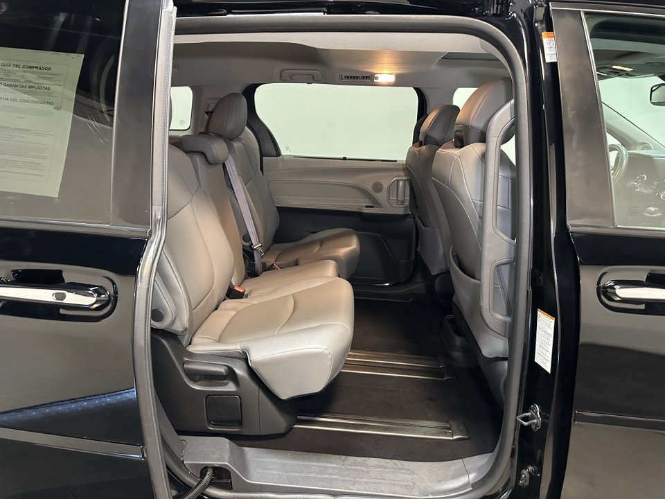 2022 Toyota Sienna XLE 32