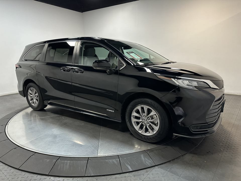 2021 Toyota Sienna LE 1