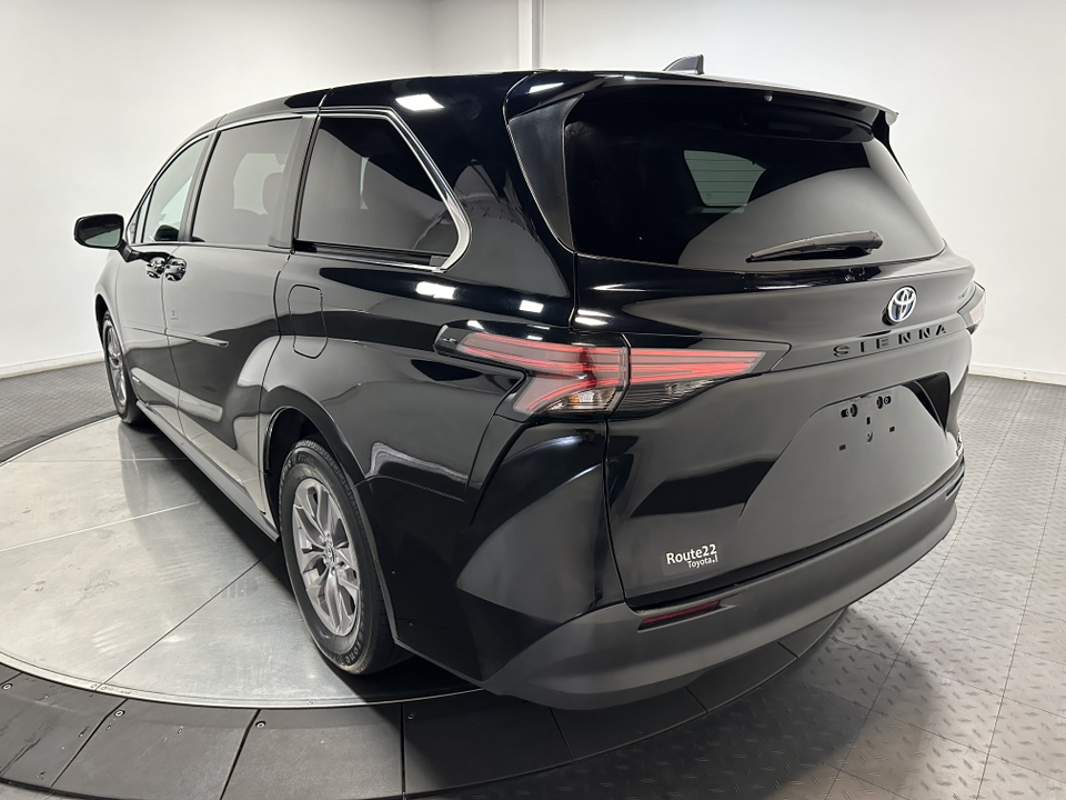 2021 Toyota Sienna LE 9