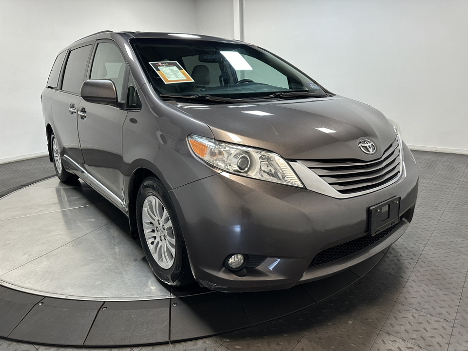 2017 Toyota Sienna XLE 2