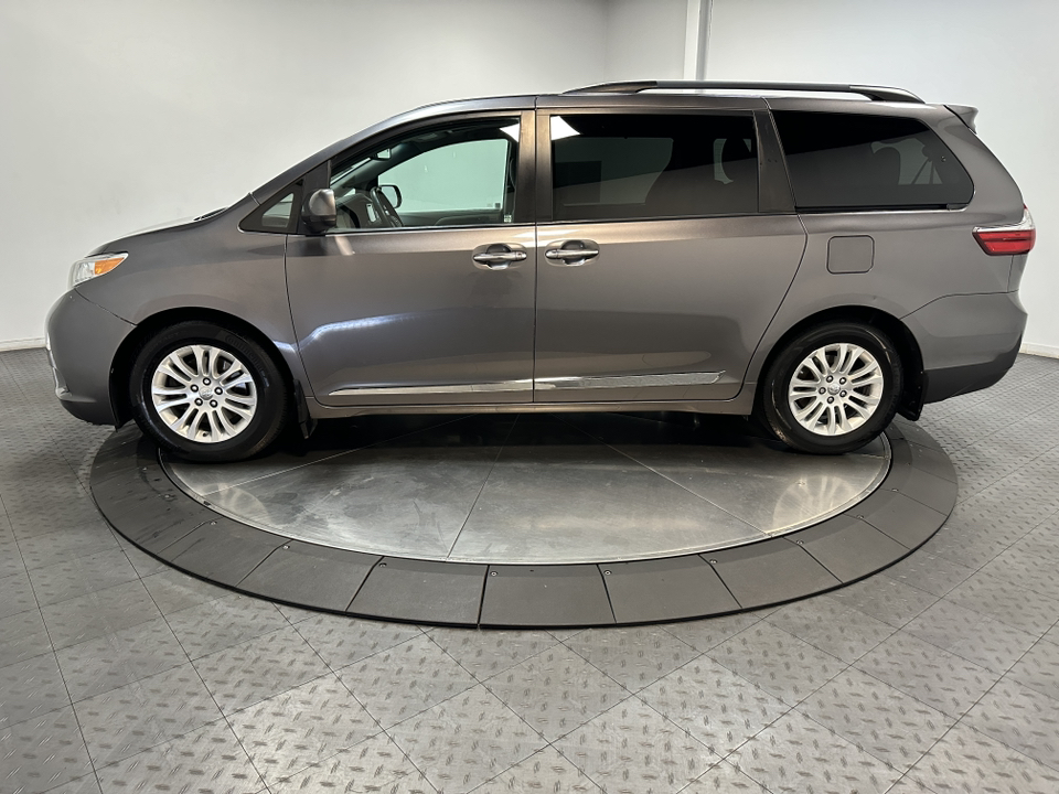 2017 Toyota Sienna XLE 8