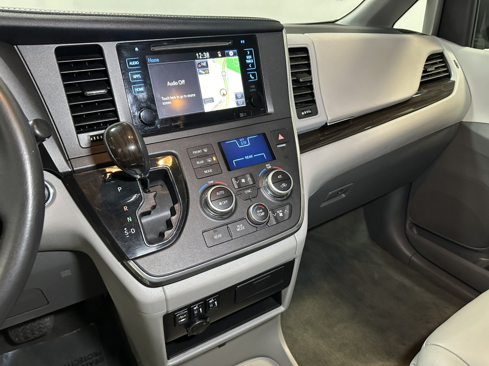 2017 Toyota Sienna XLE 28