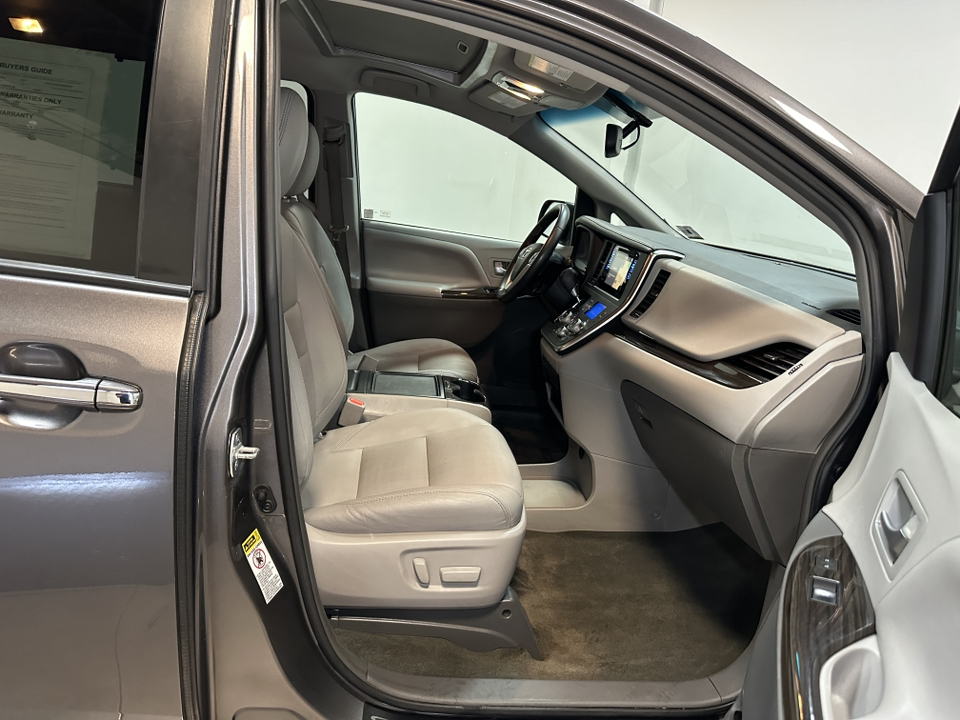 2017 Toyota Sienna XLE 34