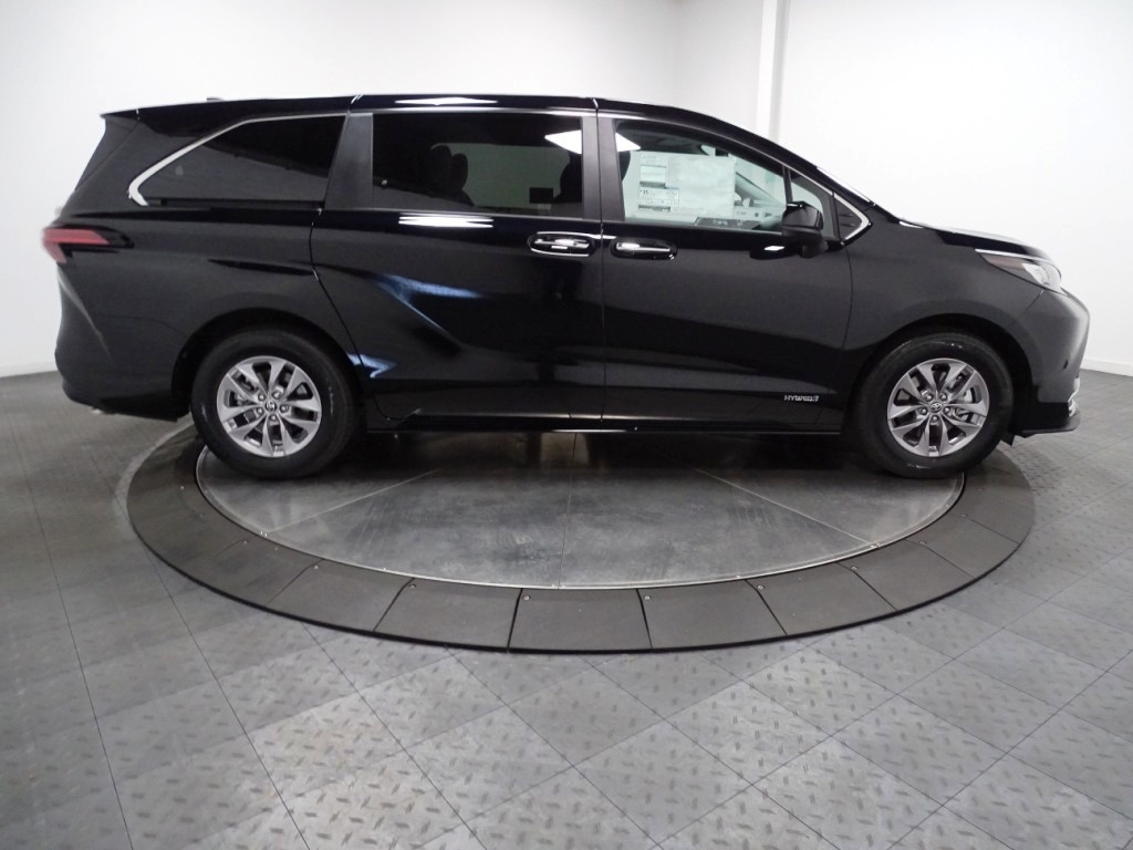 2024 Toyota Sienna XLE 9