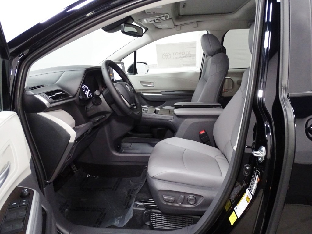 2024 Toyota Sienna XLE 13