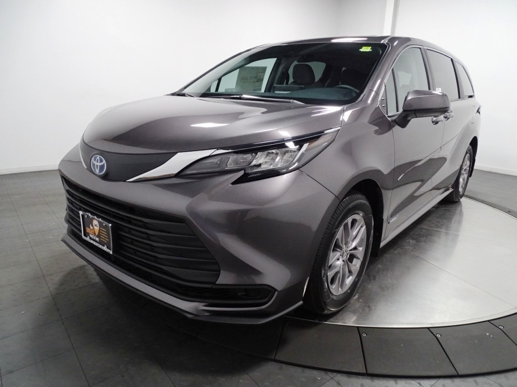 2024 Toyota Sienna LE 4