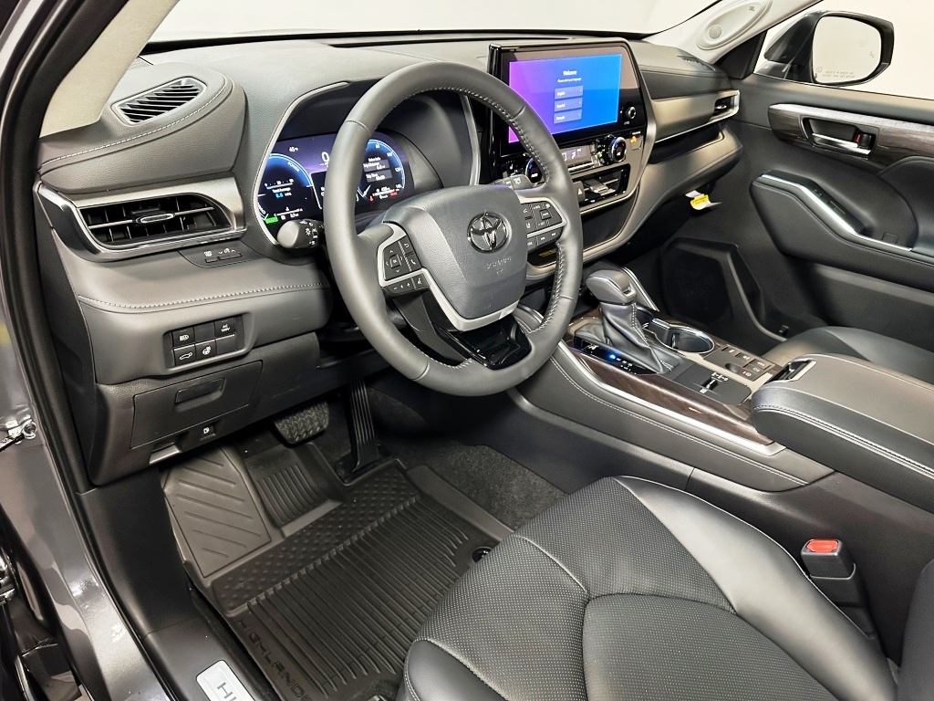 2024 Toyota Highlander Hybrid Limited 15