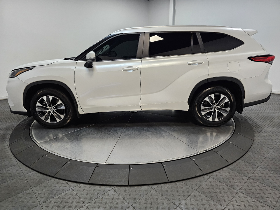 2023 Toyota Highlander XLE 8