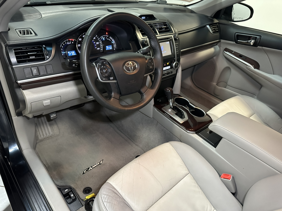 2012 Toyota Camry XLE 24