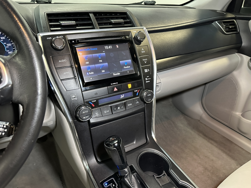 2016 Toyota Camry Hybrid XLE 28