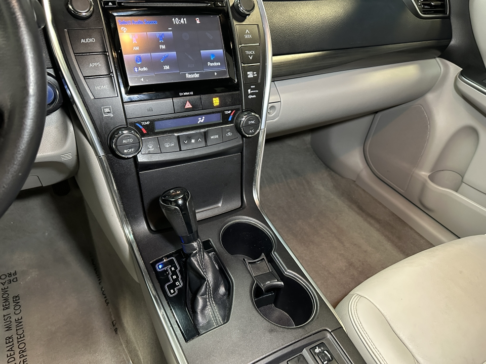 2016 Toyota Camry Hybrid XLE 29