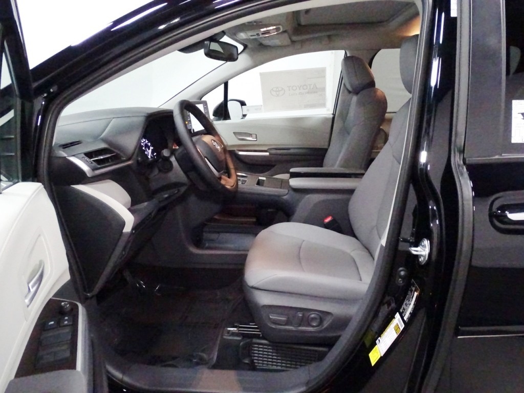 2025 TOYOTA SIENNA XLE 14