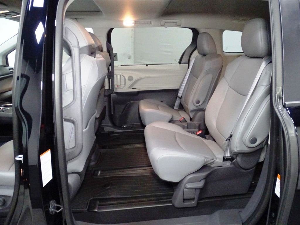 2025 TOYOTA SIENNA XLE 23