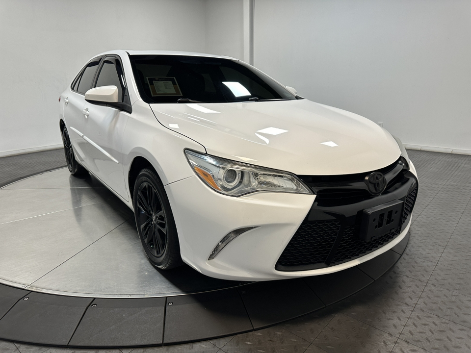 2017 Toyota Camry SE 2