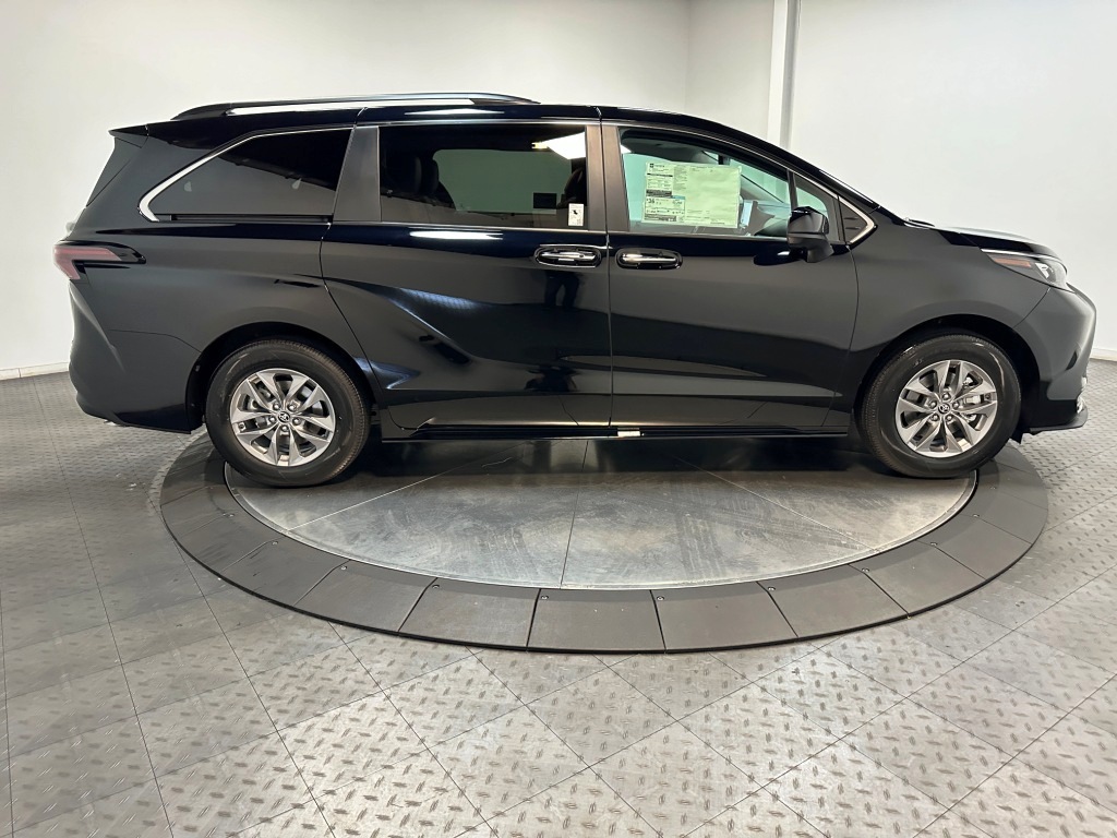 2025 Toyota Sienna XLE 10