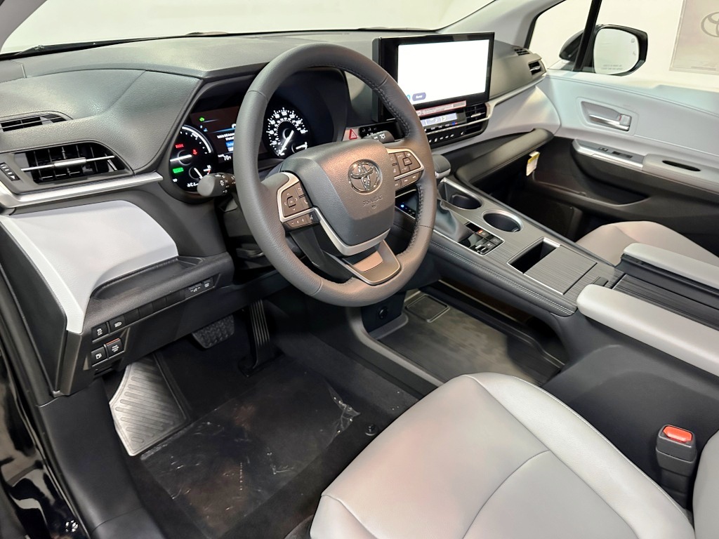 2025 Toyota Sienna XLE 16