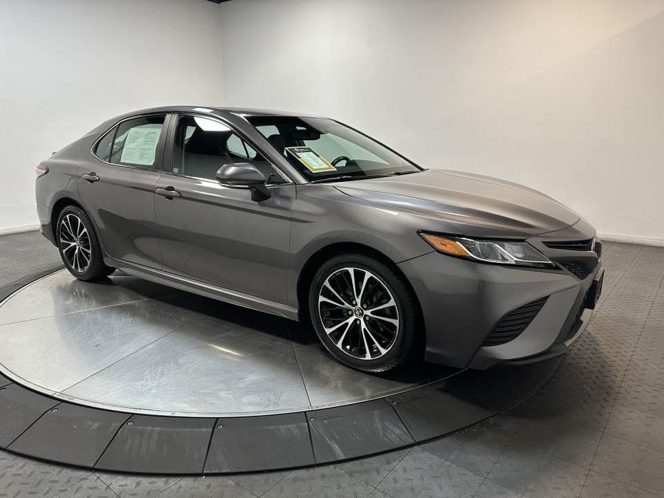 2018 Toyota Camry SE 1