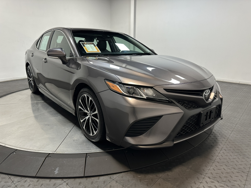 2018 Toyota Camry SE 2