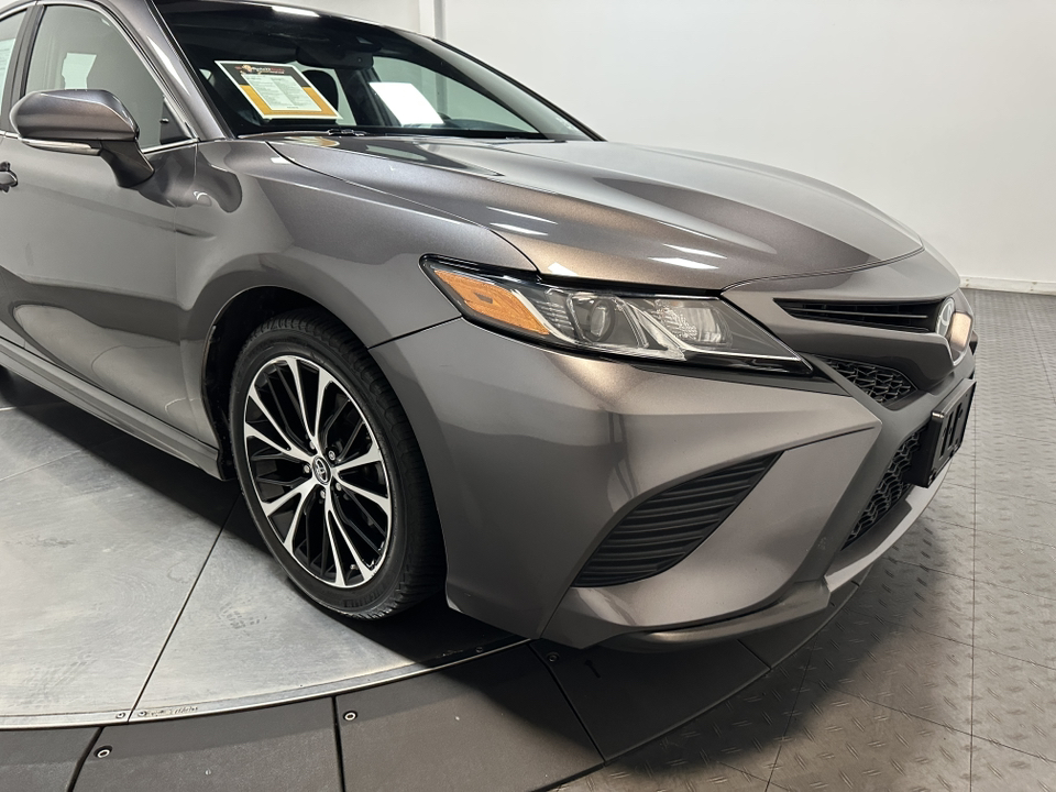 2018 Toyota Camry SE 3