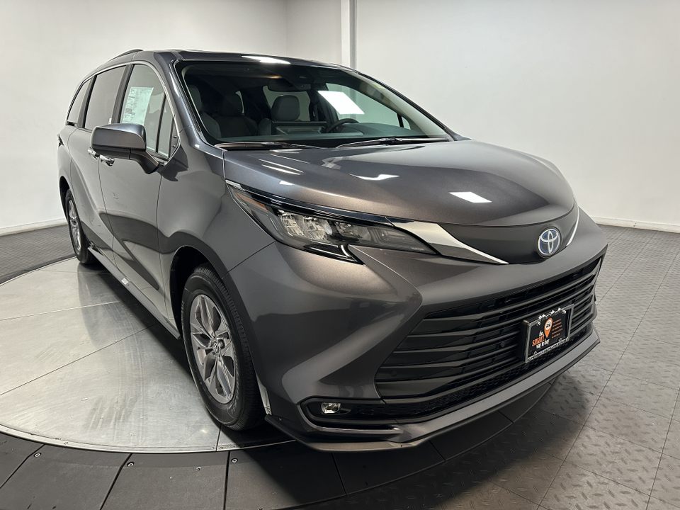 2025 TOYOTA SIENNA XLE 2