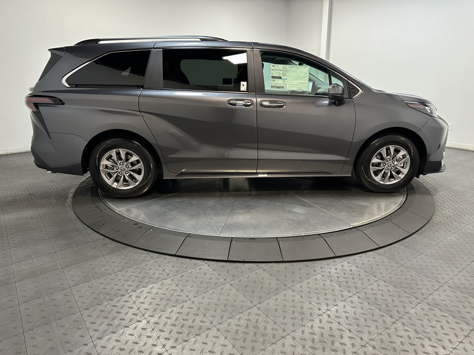 2025 TOYOTA SIENNA XLE 9