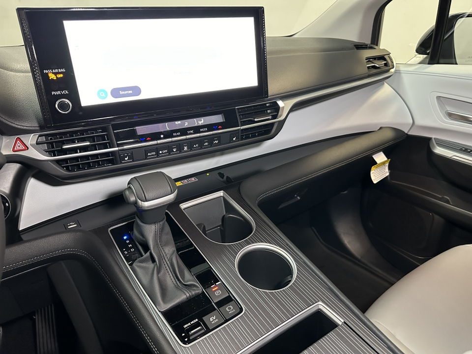 2025 TOYOTA SIENNA XLE 19