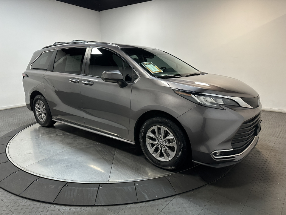 2022 Toyota Sienna XLE 1