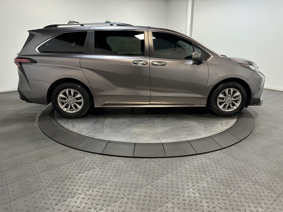 2022 Toyota Sienna XLE 14