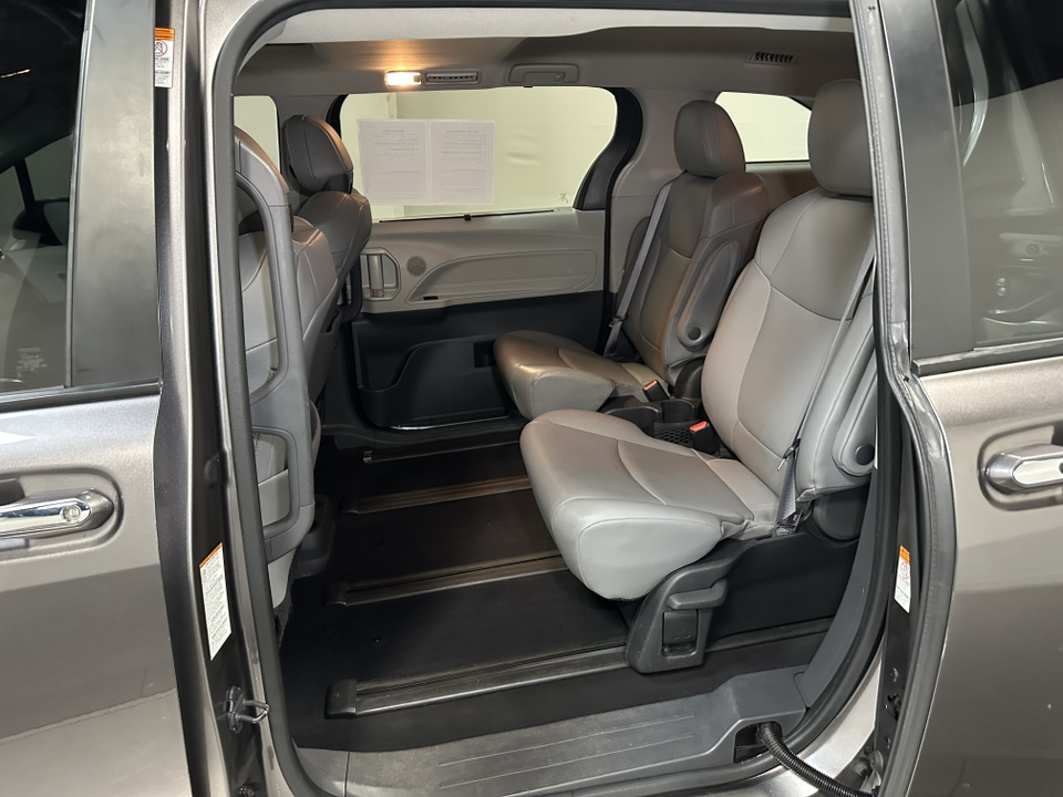 2022 Toyota Sienna XLE 29