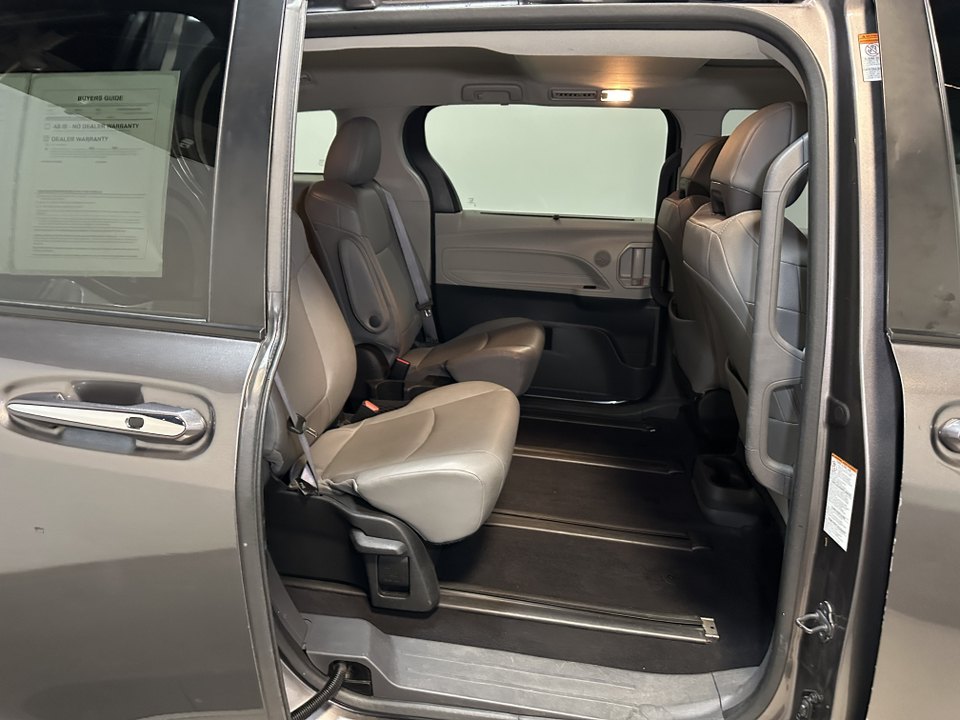 2022 Toyota Sienna XLE 32