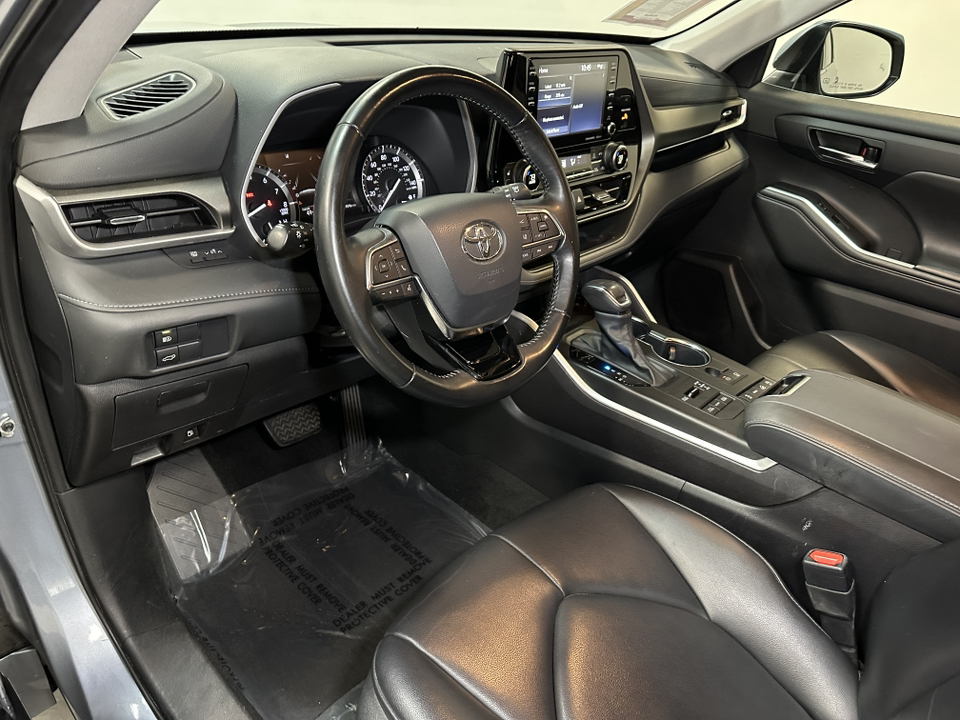 2021 Toyota Highlander XLE 24