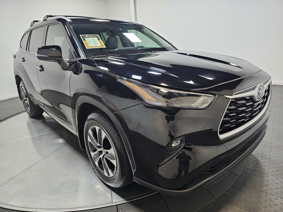 2022 Toyota Highlander XLE 2