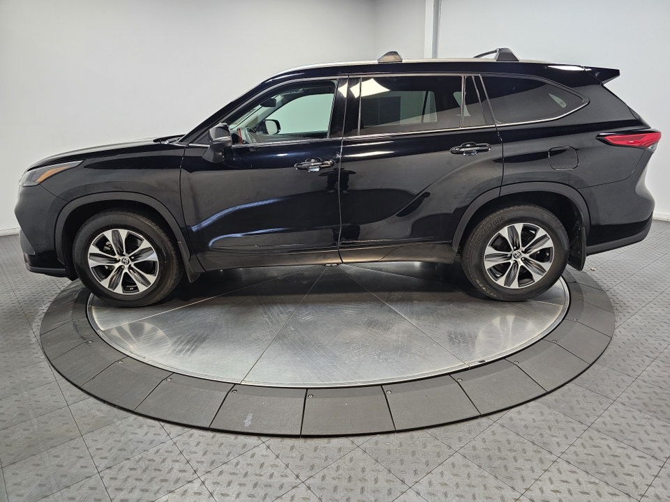 2022 Toyota Highlander XLE 8