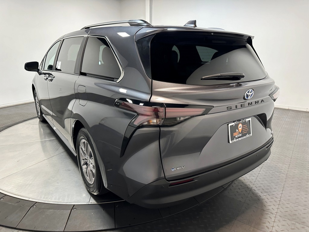 2025 Toyota Sienna XLE 6