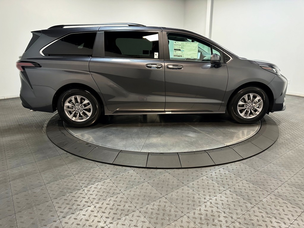 2025 Toyota Sienna XLE 9