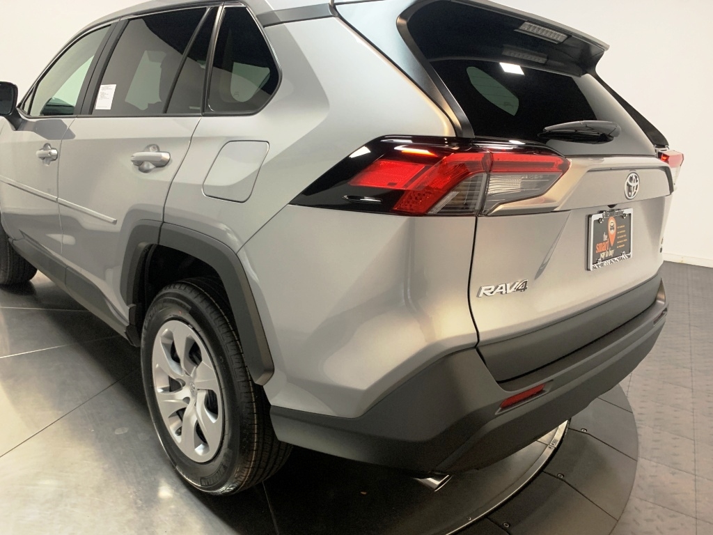 2025 Toyota RAV4 LE 8