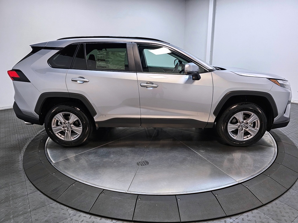 2025 Toyota RAV4 Hybrid XLE 9