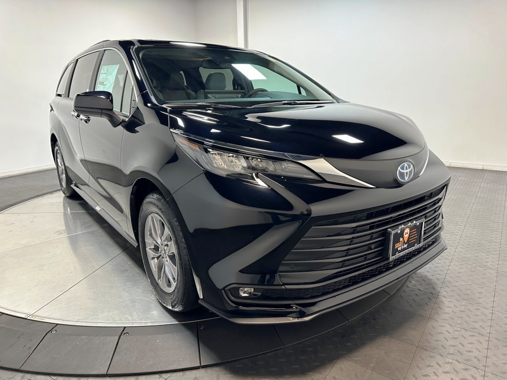 2025 Toyota Sienna XLE 2