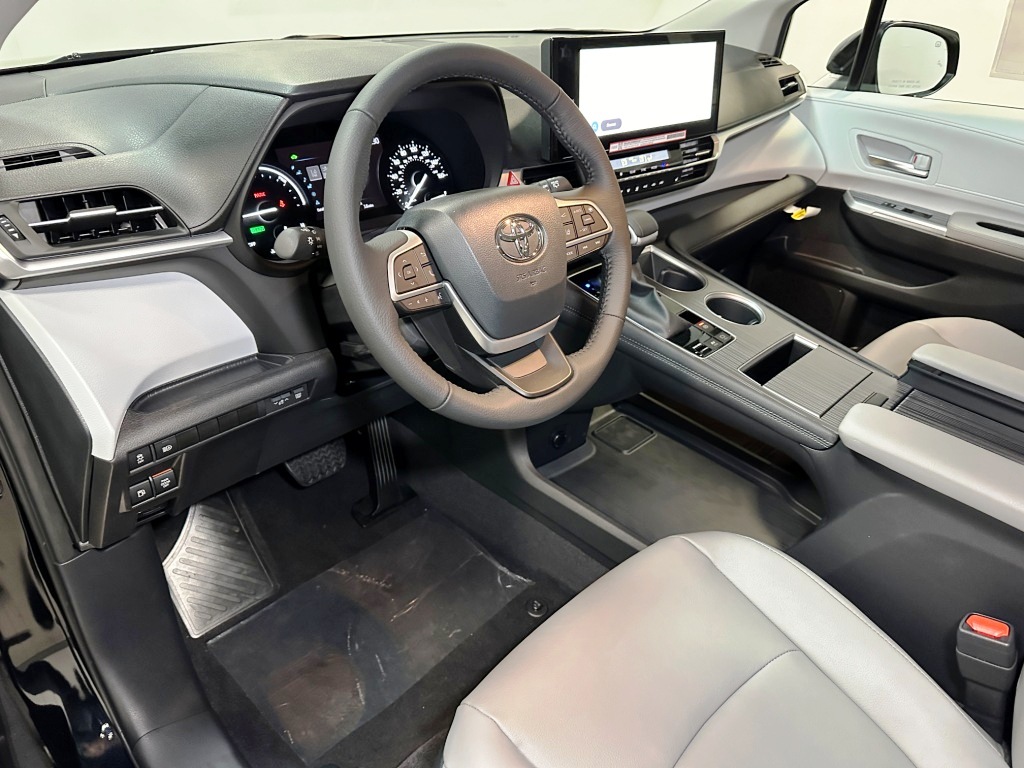 2025 Toyota Sienna XLE 15