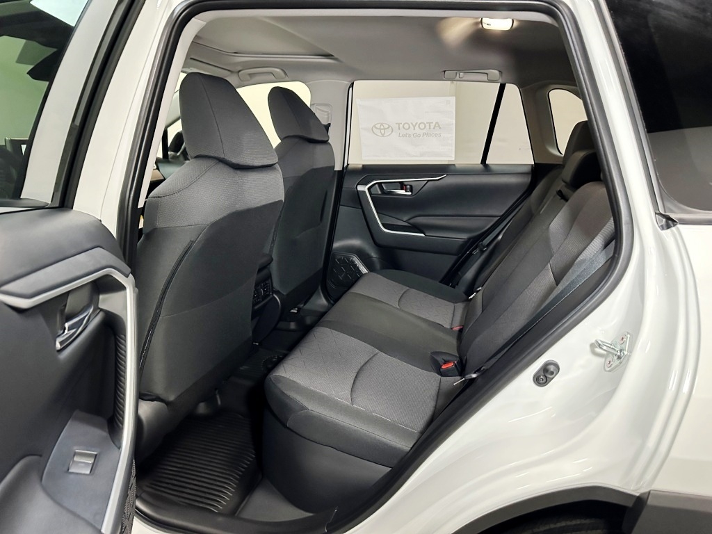 2025 Toyota RAV4 Hybrid XLE 23