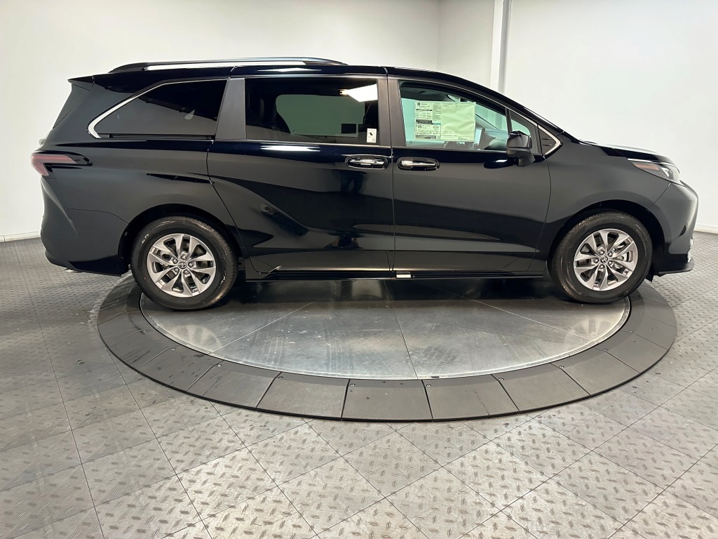 2025 Toyota Sienna XLE 9