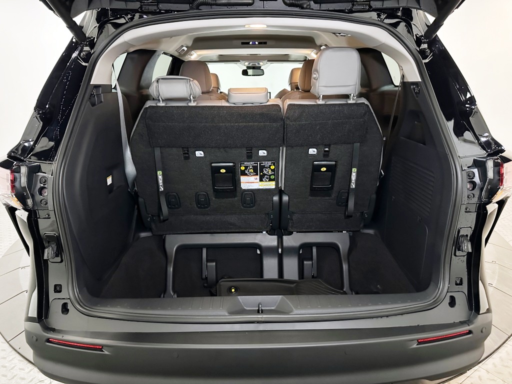 2025 Toyota Sienna XLE 23