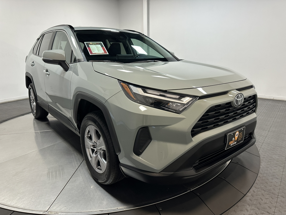 2023 Toyota RAV4 XLE 2