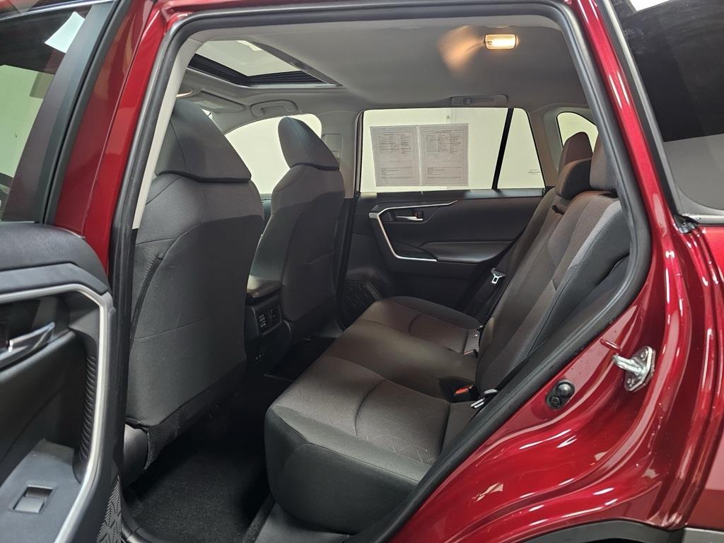 2019 Toyota RAV4 XLE 32