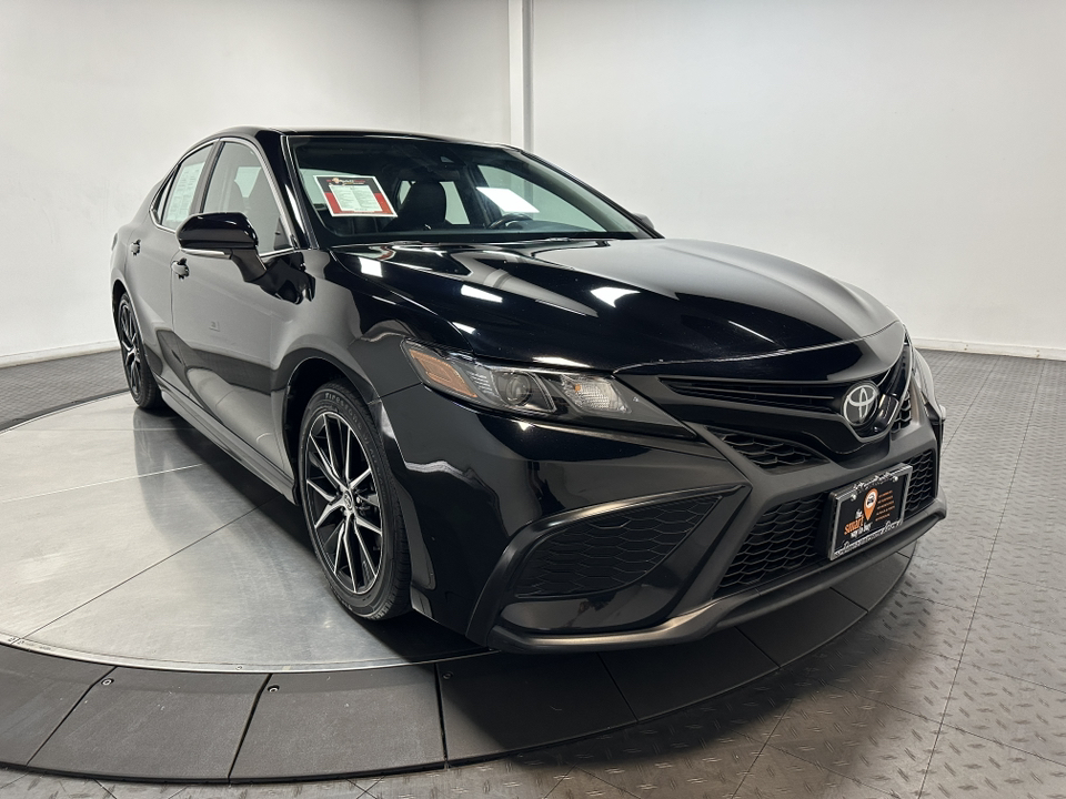 2022 Toyota Camry SE 2